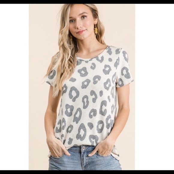 ๐ ๐ค Cream Leopard Print Top - Picture 4 of 10